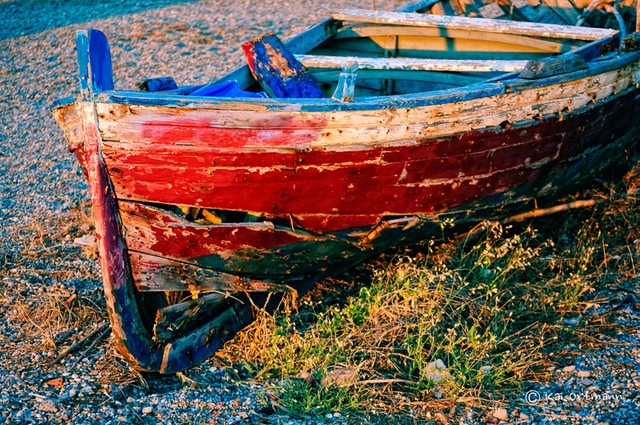 Abenddaemmerung, Boot, Ferien, Gras, Italien, Licht, Sonnenuntergang, Strand verlassen Fischen Rot Strand Kueste Bunt Alt historisch Holz Sizilien